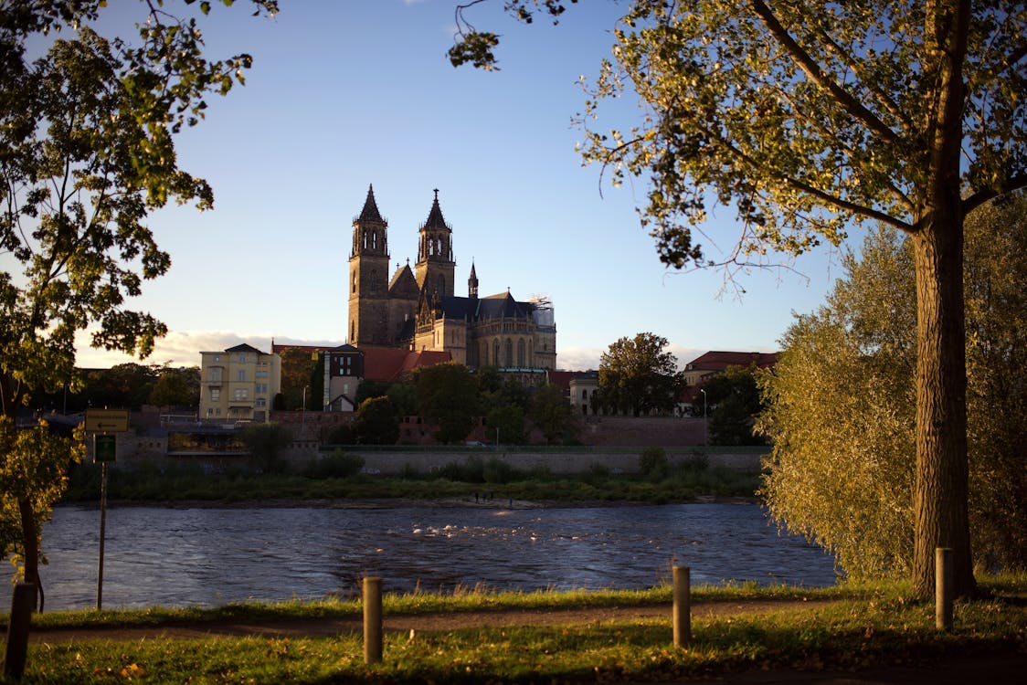 Ilmainen kuvapankkikuva tunnisteilla joki, katedraali, kaupungit