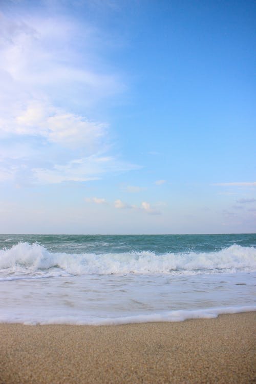 Бесплатное стоковое фото с вертикальный выстрел, волна, море
