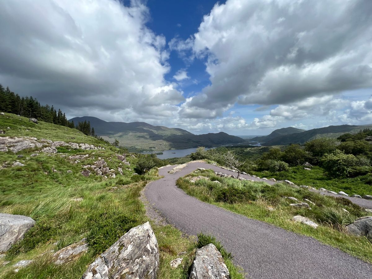 Route sinueuse à travers une vallée et des montagnes du comté de Kerry