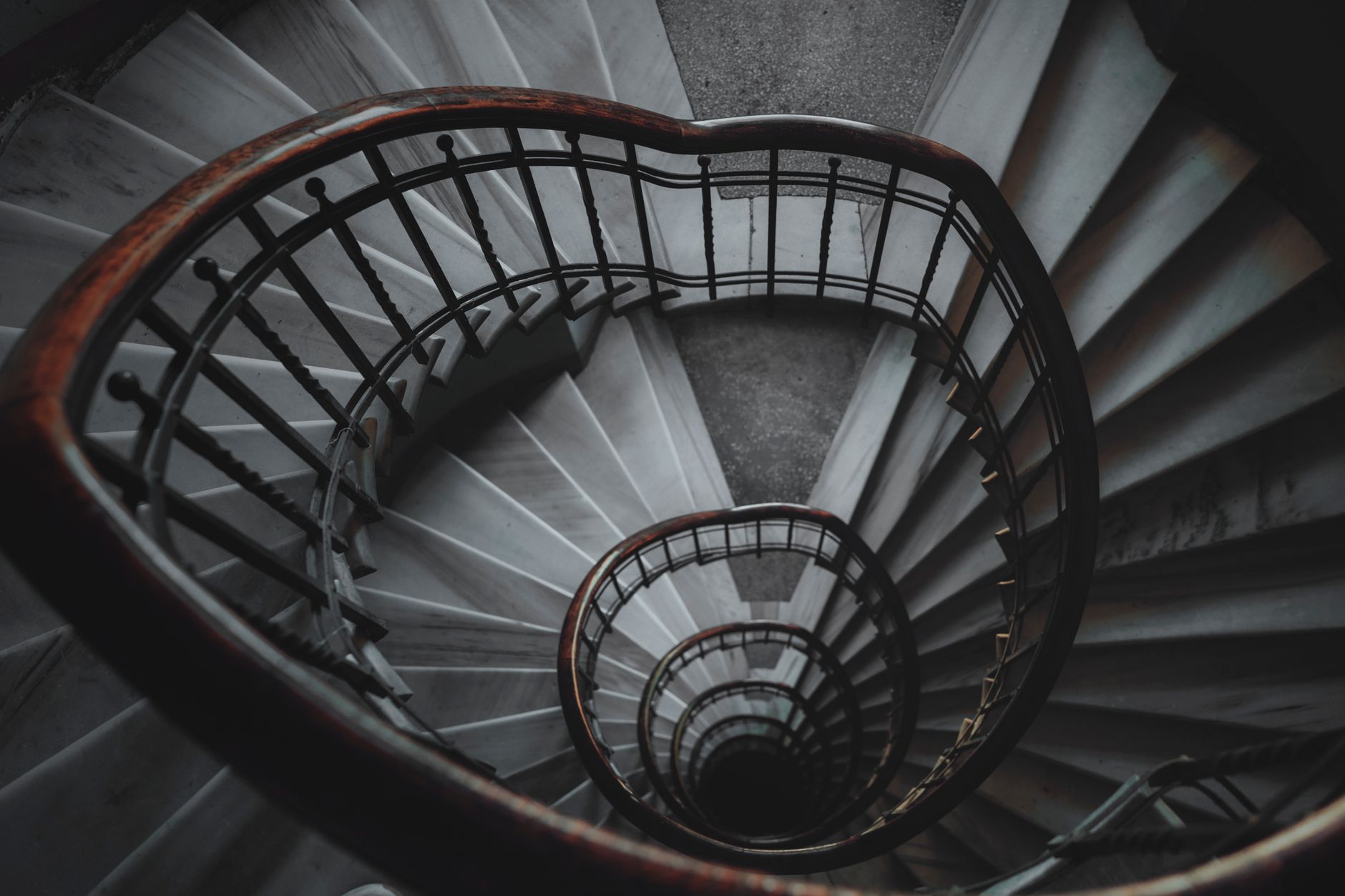 Geheimnisvolle Treppe & Wendeltreppe – Architektur Hintergrundbild