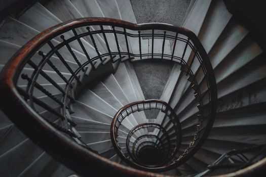 Geheimnisvolle Treppe & Wendeltreppe – Architektur Hintergrundbild