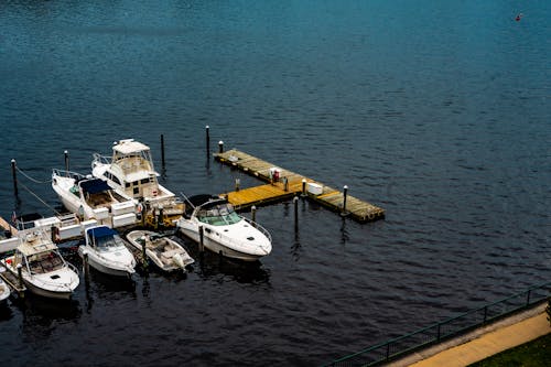 Бесплатное стоковое фото с море, моторные лодки, пирс