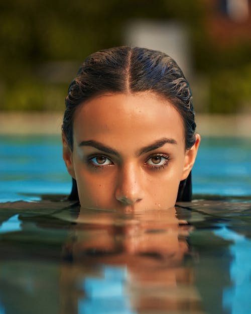 Základová fotografie zdarma na téma bazén, brunetka, detailní