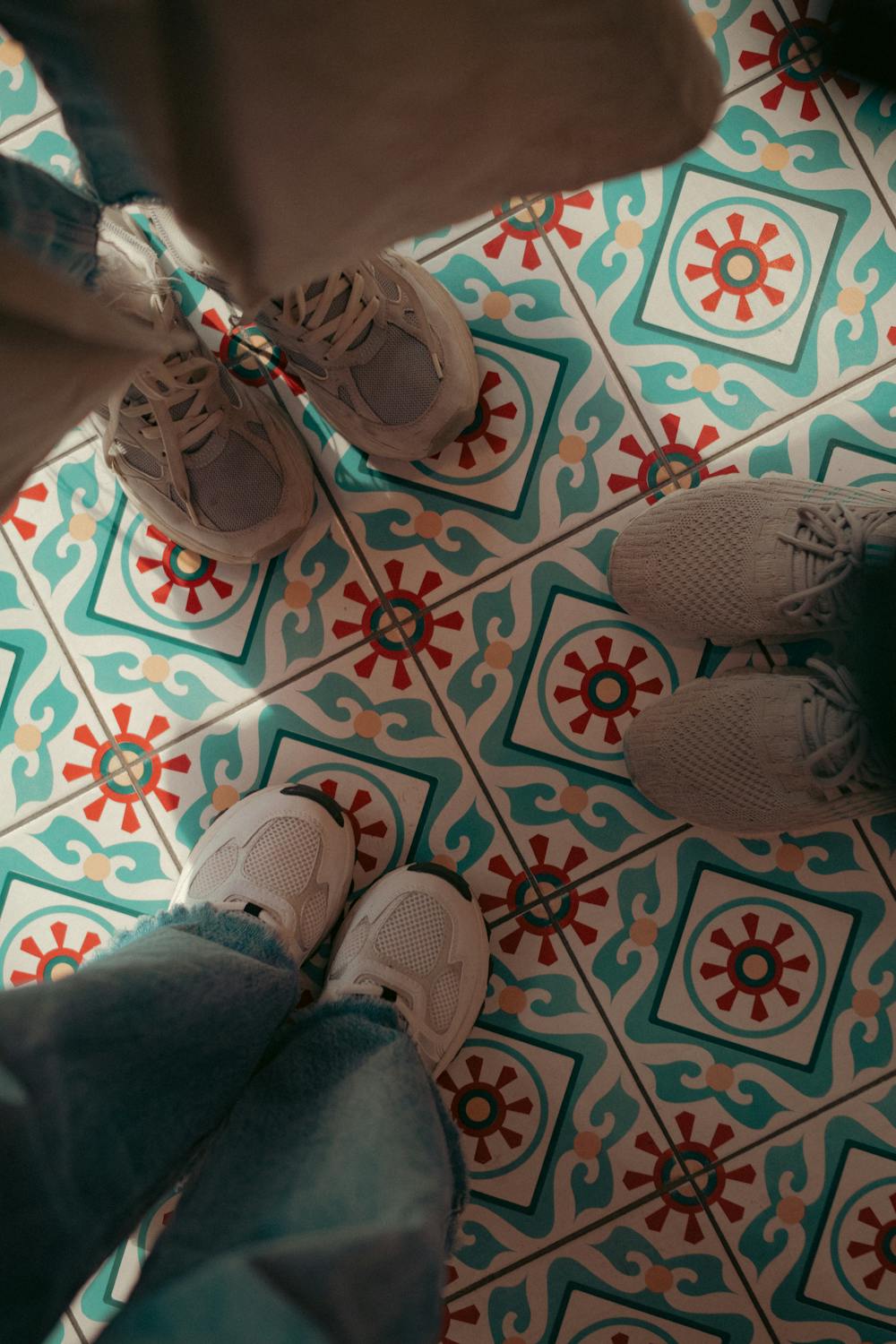 Tourist beim Fotografieren eines Gebäudes