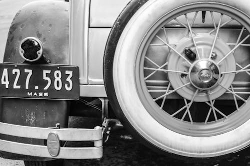 무료 차량 타이어의 회색조 사진 스톡 사진