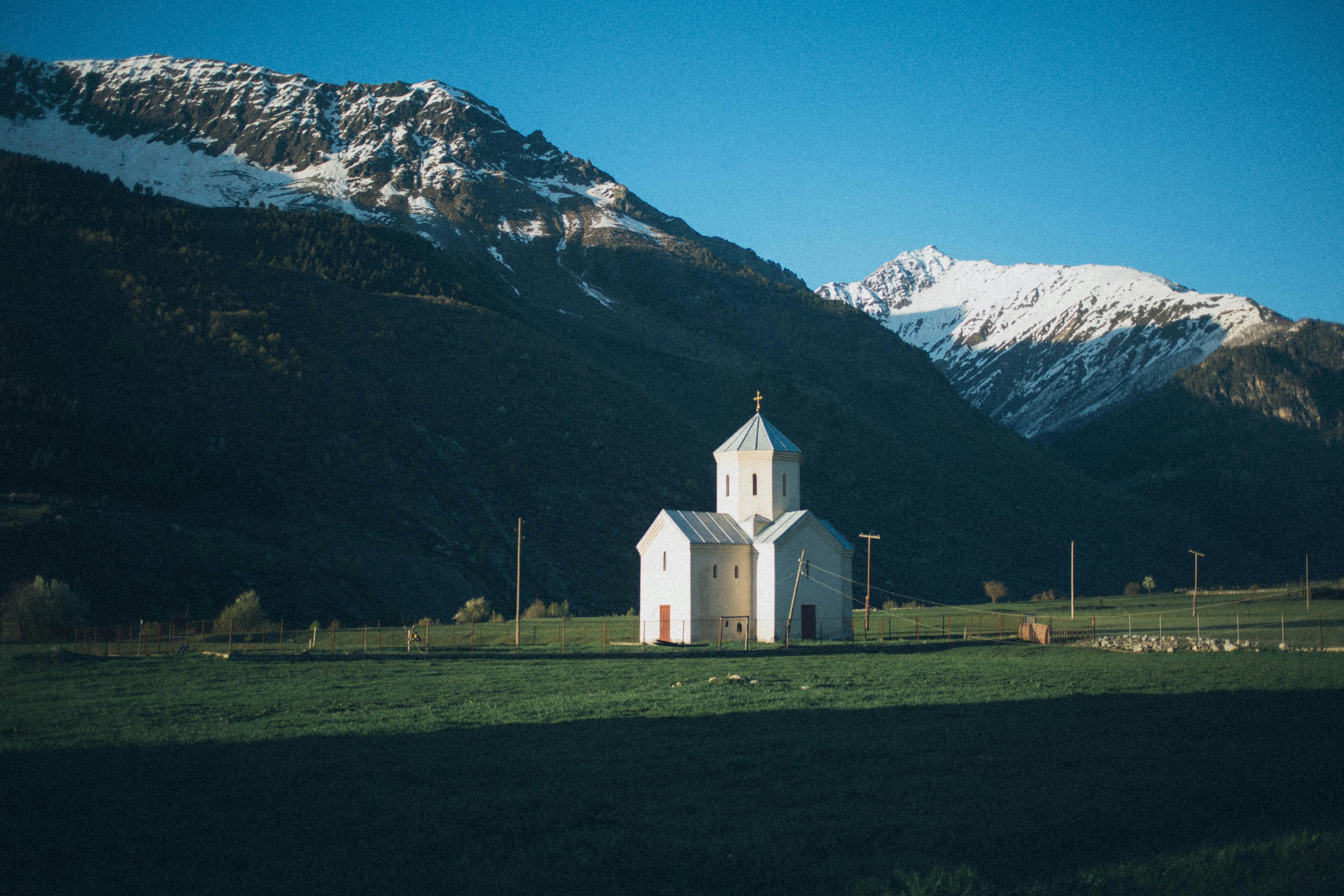 kirche-in-der-n-he-des-berges-kostenloses-stock-foto