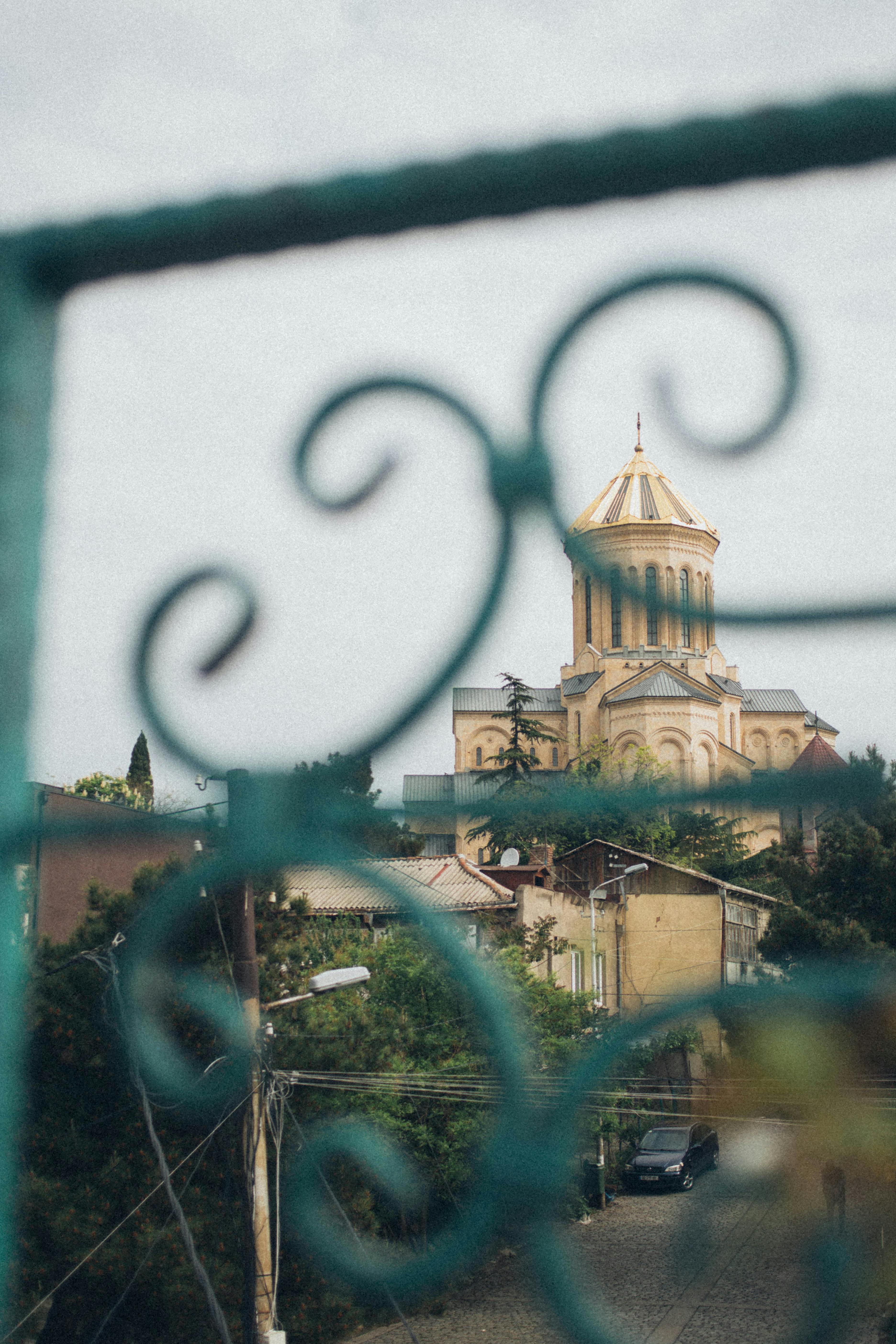 一座历史悠久的教堂被华丽的铁闸门环绕，其建筑之美尽收眼底