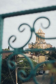 一座历史悠久的教堂被华丽的铁闸门环绕，其建筑之美尽收眼底