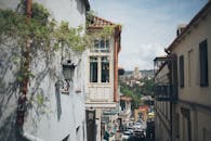 这座历史小镇风景如画，展现了美丽的建筑和热闹的街道活动