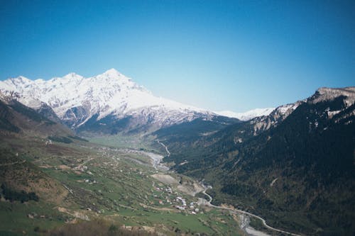 Vadi Ve Karlı Dağların Hava Fotoğrafı