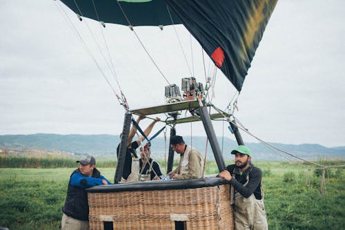 Groupe D'hommes Sur Le Point De Monter En Montgolfière