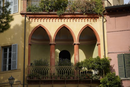 Foto profissional grátis de arcadas, balcão, casa