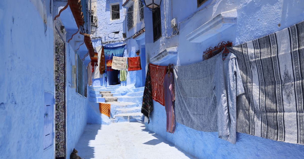 Viajero con una eSIM de Europa y Marruecos en las calles azules de Marruecos