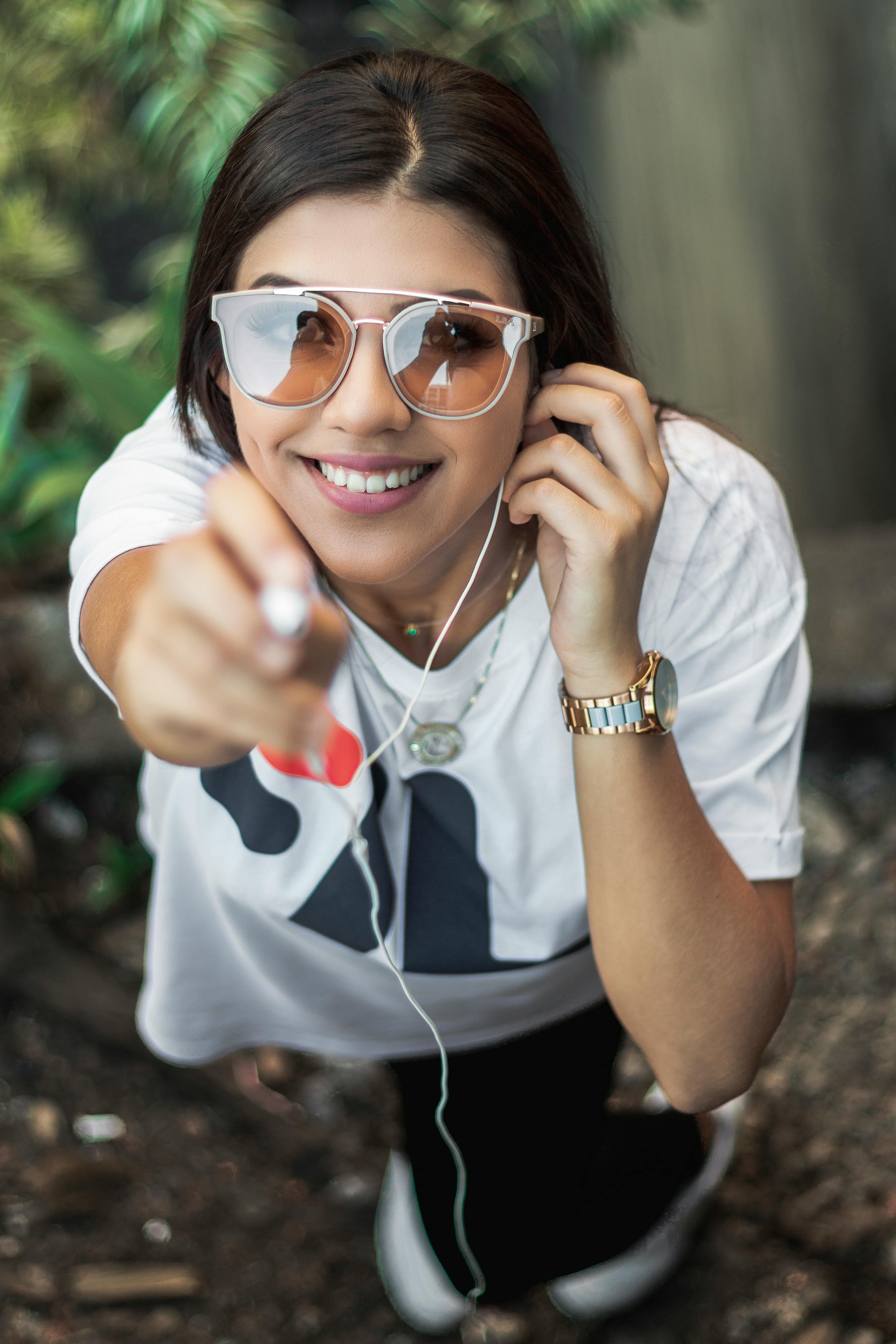 Kostenlos Frau, Die Nach Oben Schaut Stock-Foto