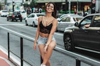 一位自信的快乐女子在繁忙的城市街道上摆着姿势，散发着充满活力的都市气息