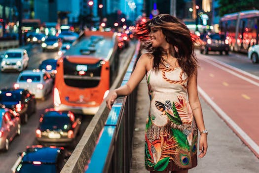 一位快乐的女子站在城市街头，展现了夜间充满活力的都市生活