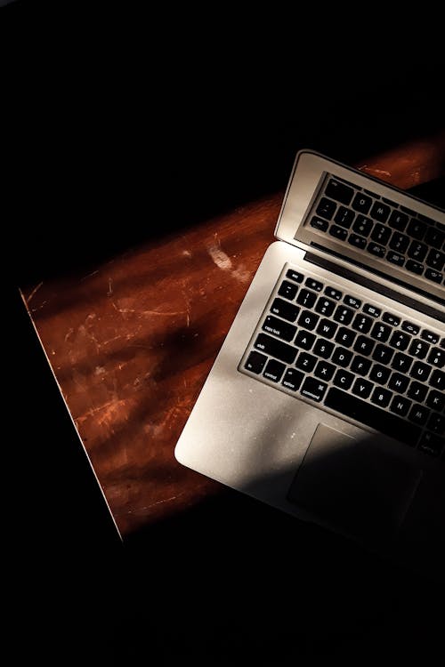 Ücretsiz Kahverengi Ahşap Masa üzerinde Macbook Pro Stok Fotoğraflar