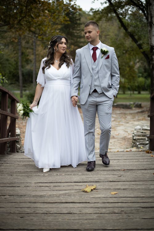걷고 있는, 결혼 사진, 공원의 무료 스톡 사진