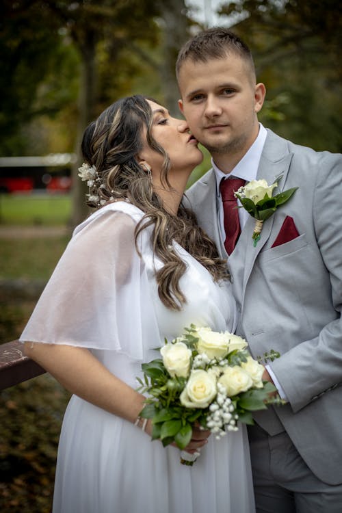 Foto profissional grátis de beijando, buquê, de pé