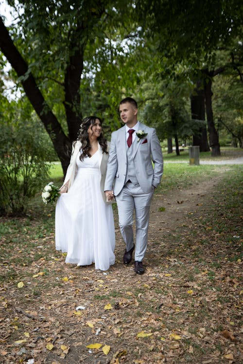걷고 있는, 결혼 사진, 공원의 무료 스톡 사진