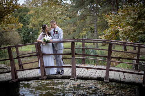 결혼 사진, 공원, 꽃의 무료 스톡 사진