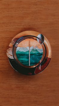 一张创意顶视图图像，展示空玻璃杯的艺术反射和木制桌面