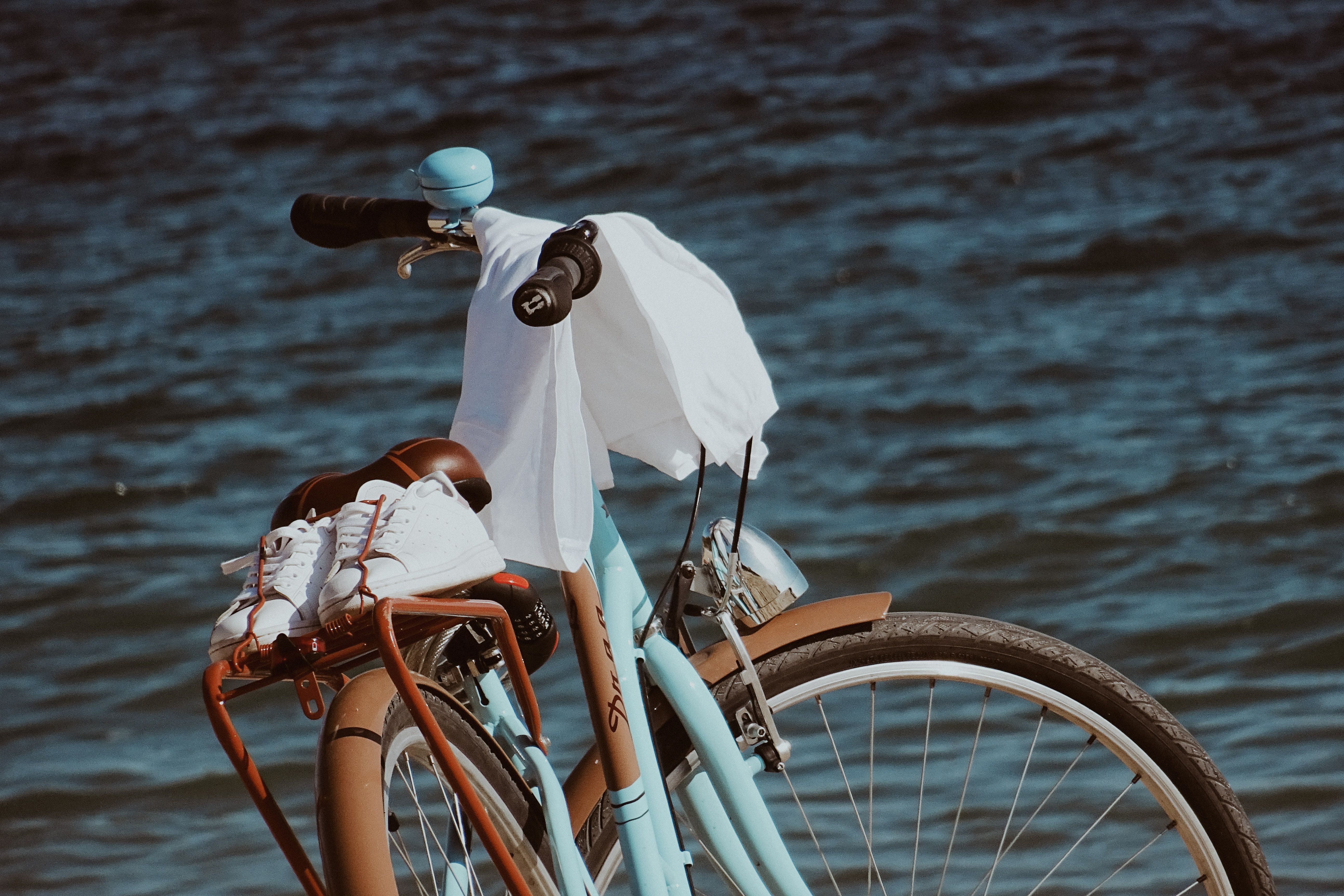 Vintage fiets bij water
