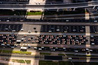 迪拜高速公路上，繁忙交通的高角度视图展现了汽车和高架道路