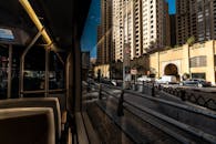 从电车上捕捉到的城市场景动态，展现了街道两旁高层建筑的繁华