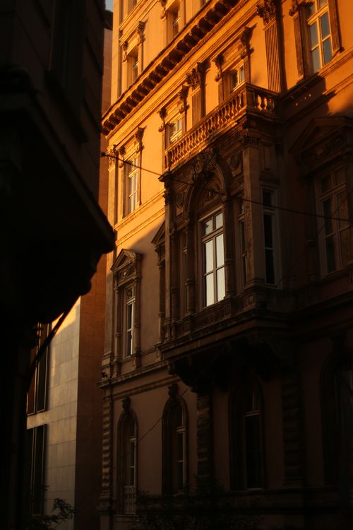 Free Capture of an Istanbul building facade in warm sunset light, showcasing historical architecture. Stock Photo