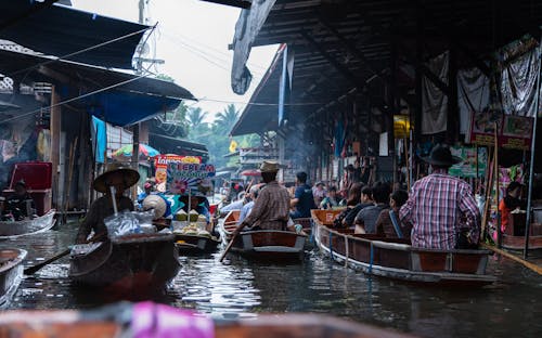 Kostenlos Leute, Die Hölzerne Kanus Auf Fluss Reiten Stock-Foto