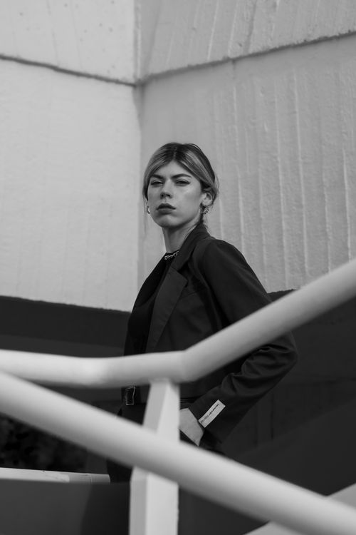 Free Black and white portrait of a stylish woman in modern urban architecture. Stock Photo