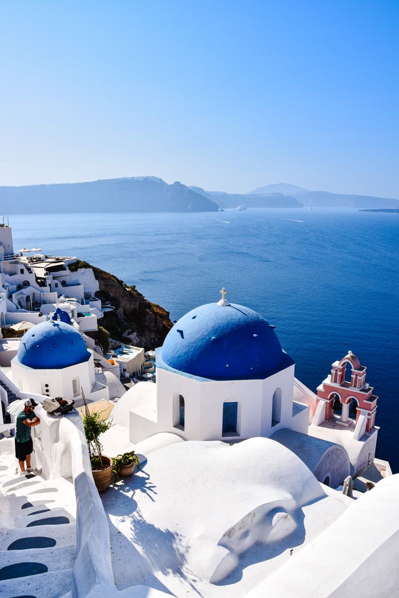 Kubah biru khas Santorini menghadap Laut Aegea, Yunani