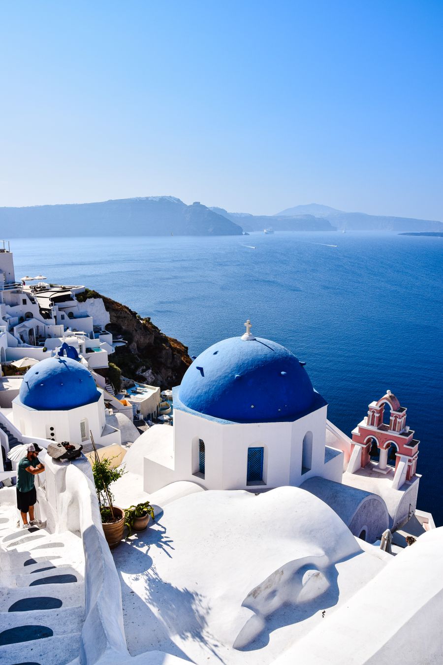 Kubah biru gereja khas Santorini menghadap Laut Aegea, Yunani
