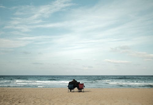 Darmowe zdjęcie z galerii z krzesła, morze, para