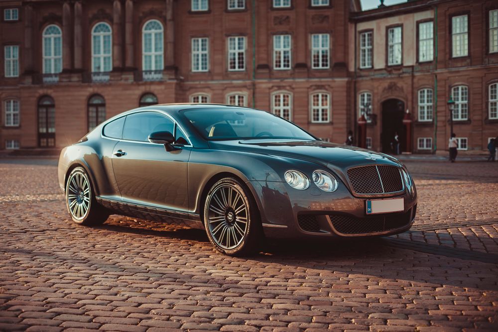 Coupé gran turismo en una calle adoquinada del centro