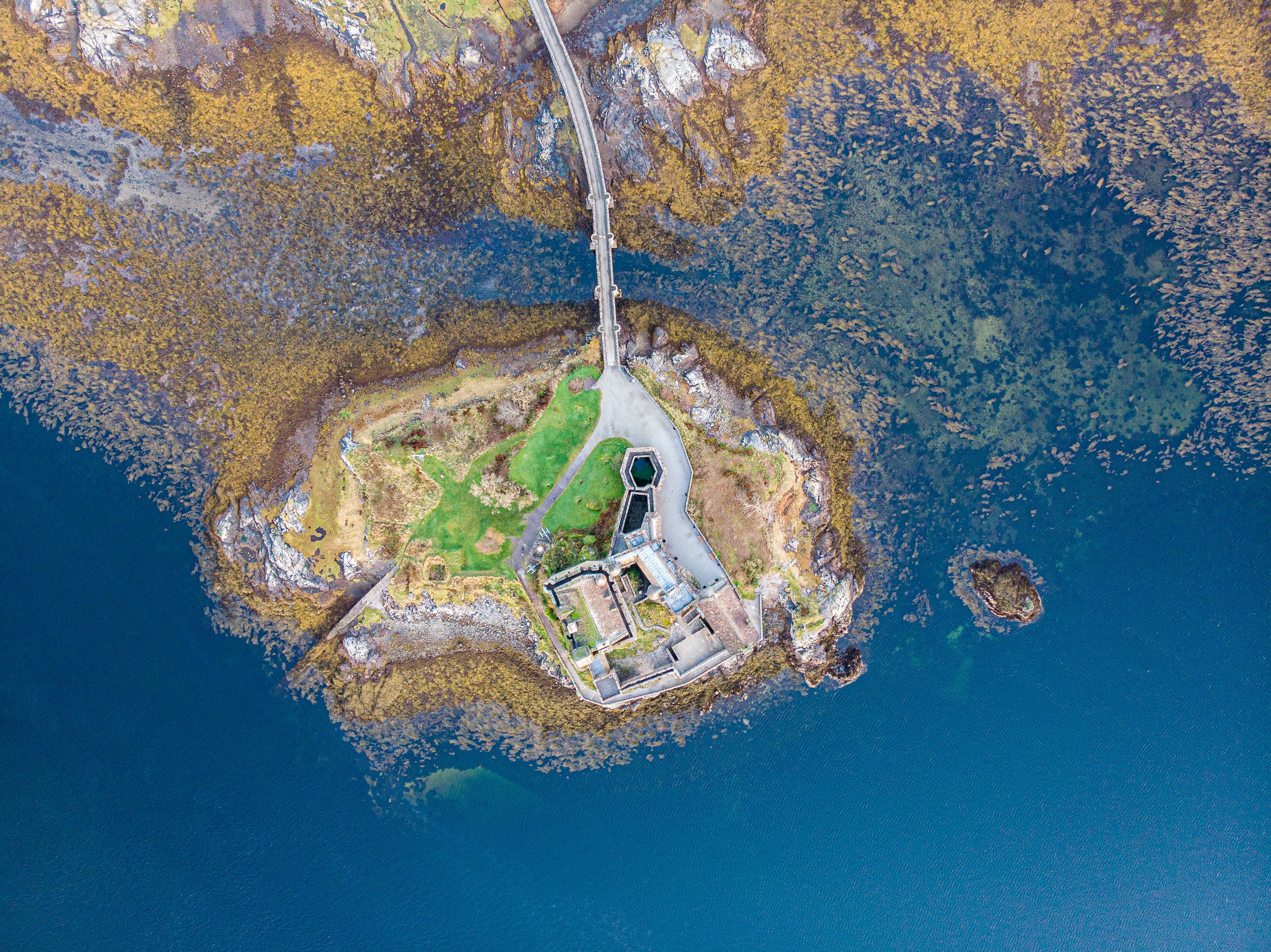 Eilean Donan Castle Scoția — castel medieval pe insulă cu pod de piatră