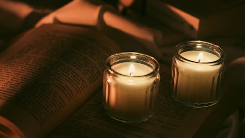 Бесплатное стоковое фото с восковые свечи, горение, книга