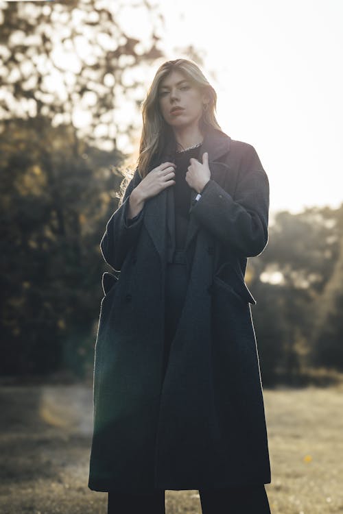 Foto profissional grátis de cabelo comprido, casaco preto, de pé
