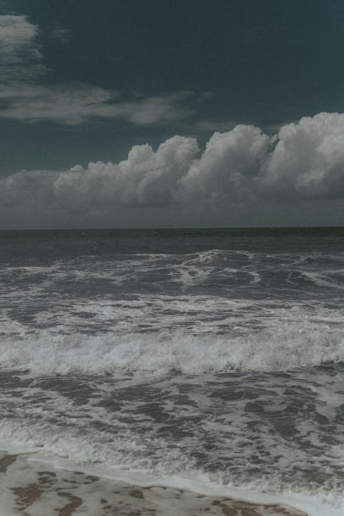 Fotobanka s bezplatnými fotkami na tému biele-oblaky, horizont, krajina pri mori