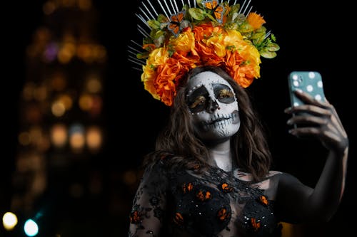 Foto d'estoc gratuïta de cara pintada, catrina, corona de flors