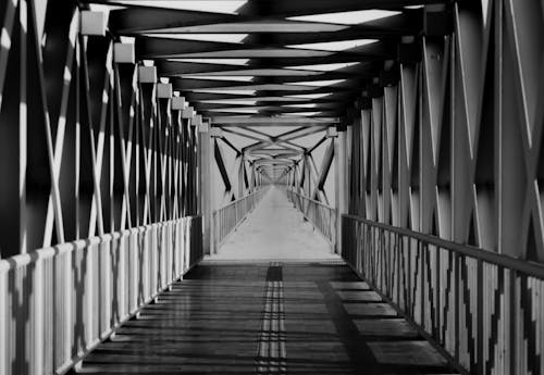 スカイウェイ, 歩道橋, 白黒の無料の写真素材