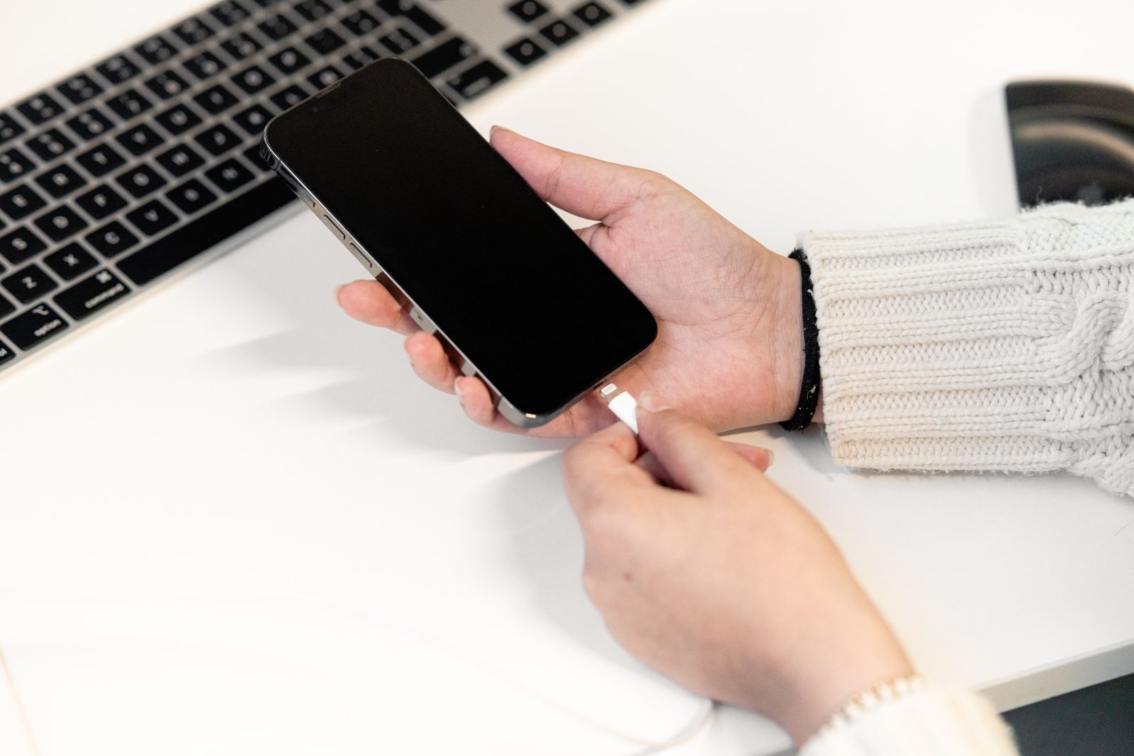 iPhone pil sağlığı ve şarj rehberi için telefonunu şarja takan kullanıcı