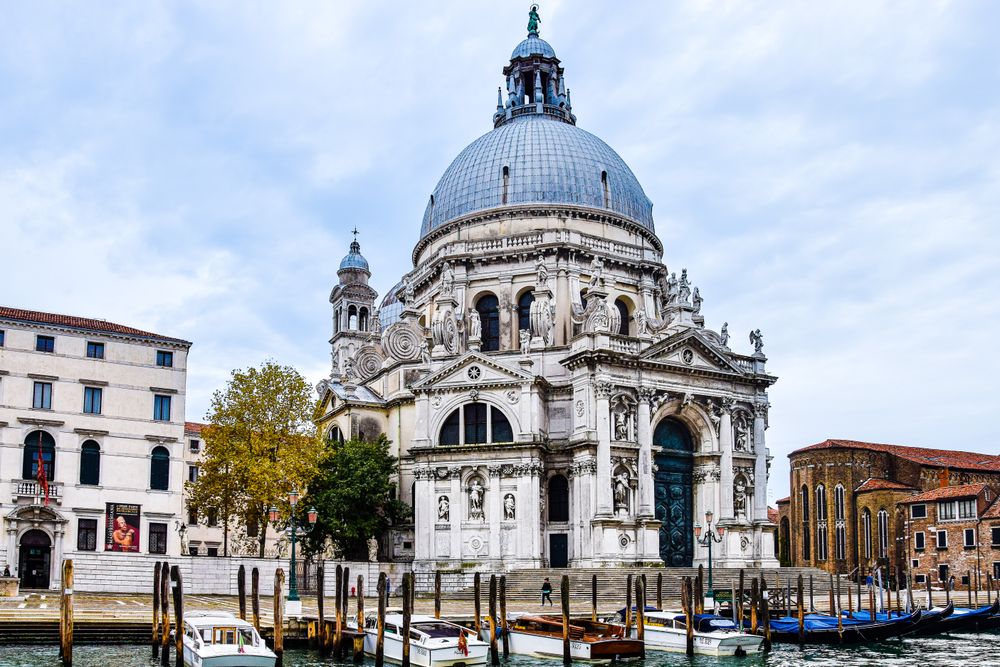 Bazilica Santa Maria della Salute din Veneția, cu gondole în prim-plan