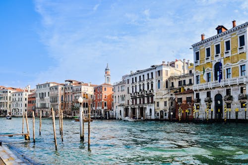 Kostenloses Stock Foto zu blauer himmel, gebäude, grand canal