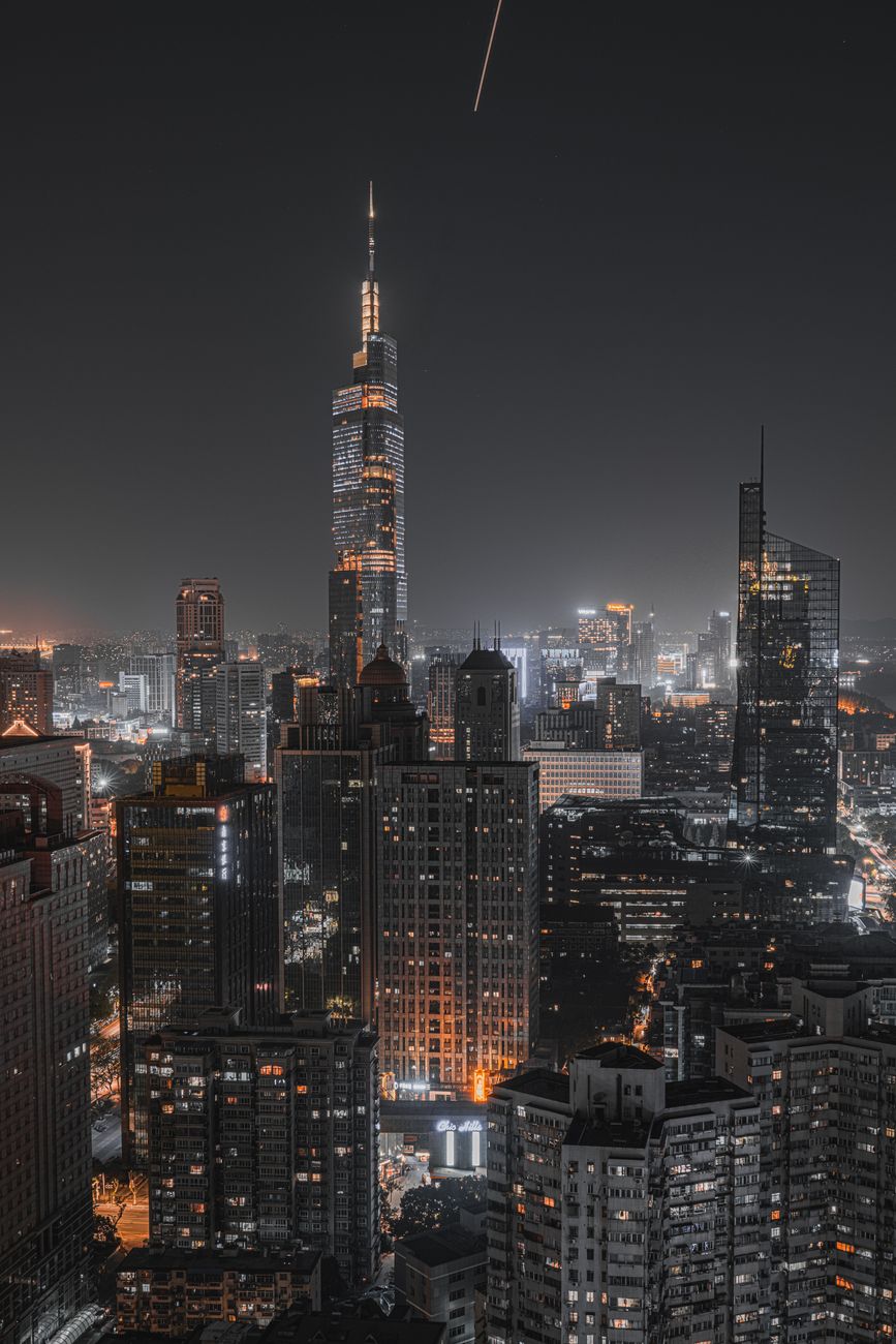 Friedliches Bauwerk: Nacht & Skyline in Szene