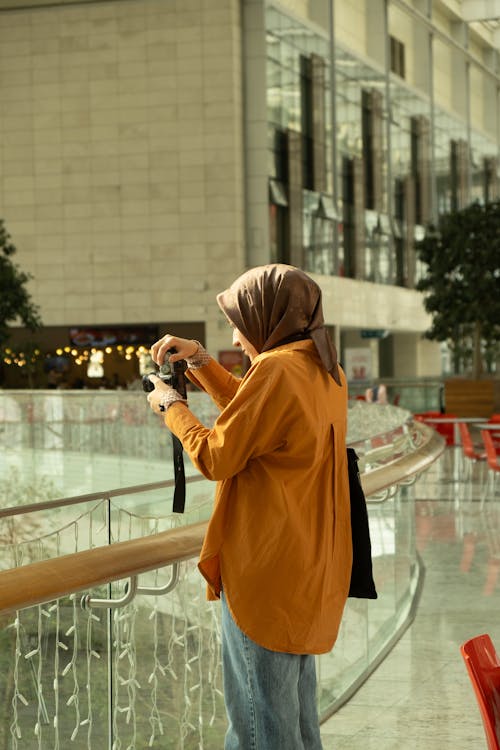 Gratis lagerfoto af gelænder, hijab, holde