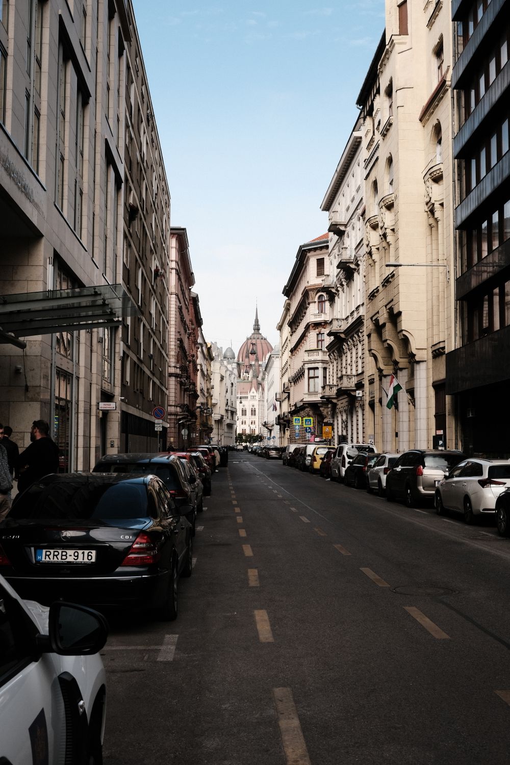 A city street with cars parked on both sides · Free Stock Photo