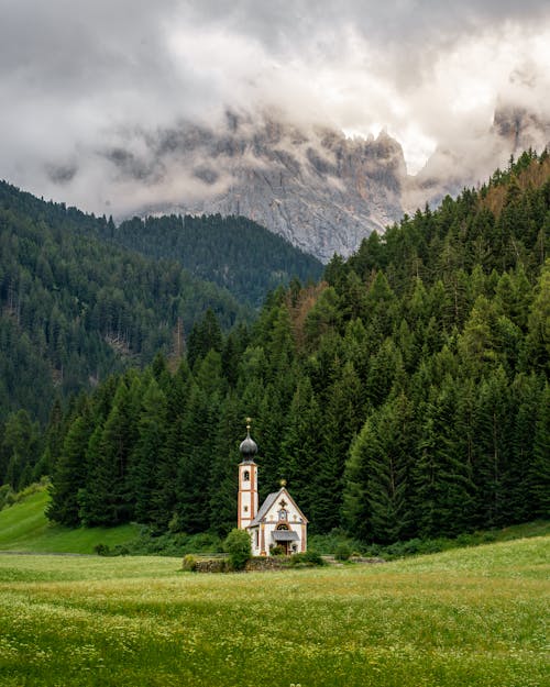 Foto stok gratis bangunan, dolomit, gereja st john