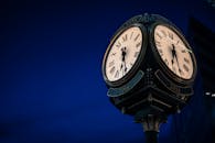 深蓝色的夜空中，明亮的街道时钟表盘清晰可见